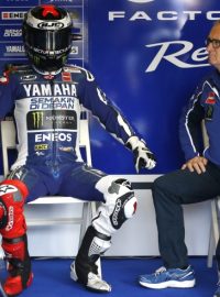 Jorge Lorenzo v boxu Yamahy během tréninků v Brně