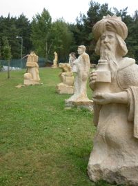 Sochařský ateliér ve Vískách na Boskovicku v roce 2013. Postavy z betléma