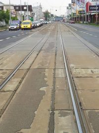 Tramvajová trať v Poděbradské ulici v Praze 9 před rekonstrukcí