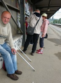 Na vlakové zastávce v Blansku přespává bezdomovec Miloš Hudeček už několik měsíců