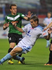 Utkání 6. kola první fotbalové ligy SK Sigma Olomouc - FK Baumit Jablonec se hrálo 25. srpna v Olomouci. Aleš Škerle z Olomouce (uprostřed) a Jan Kopic (vlevo) a Ondřej Vaněk, oba z Jablonce.