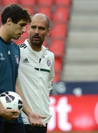 Trénink fotbalového klubu Bayern Mnichov 29. srpna v Praze před zápasem o Superpohár s Chelsea. Trenér Pep Guardiola (vpravo) a Javi Martínez.