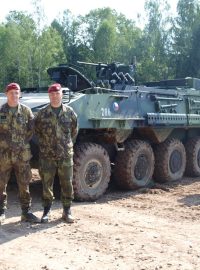 Obrněný transportér Pandur II v ženijní úpravě měl na letošních Bahnech veřejnou premiéru. Na snímku příslušníci 4. brigády rychlého nasazení svobodník Petr Vyskočil (vpravo) a desátník David Šrámek (vlevo)