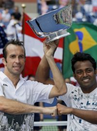 Radek Štěpánek a jeho deblový partner Leander Paes