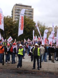 Účastníci protivládního protestu ve Varšavě