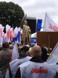 Účastníci protivládního protestu ve Varšavě