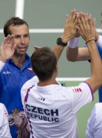 Radek Štěpánek a Tomáš Berdych slaví s českým daviscupovým týmem