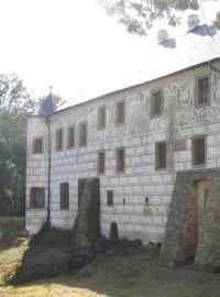 Zámek Přerov nad Labem - pohled od silnice