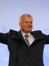 Předseda CSU Horst Seehofer oslavuje vítězství své strany v zemských volbách