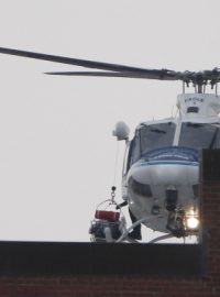 Policejní helikoptéry sledují prostor