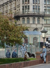 Policisté před Státní dumou během protestu ruských vědců proti reformě Akademie věd