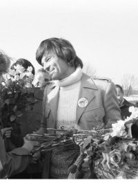 Dean Reed po příletu na letiště Berlín-Schönefeld v roce 1978