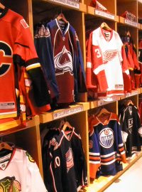 Přehlídka dresů mužstev NHL v obchodu se suvenýry v New Yorku