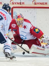 Utkání 8. kola hokejové extraligy HC Bílí Tygři Liberec - HC Slavia Praha 1. října v Liberci. Liberecký útočník Tomáš Pospíšil překonává v samostaném nájezdu brankáře Slavie Dominika Furcha.