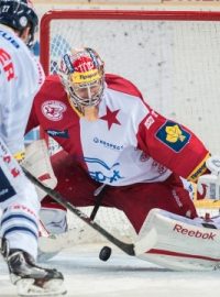 Utkání 8. kola hokejové extraligy HC Bílí Tygři Liberec - HC Slavia Praha 1. října v Liberci. Liberecký útočník Tomáš Pospíšil překonává v samostaném nájezdu brankáře Slavie Dominika Furcha.