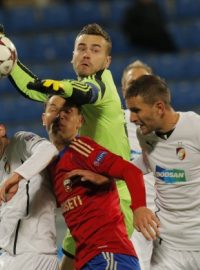 Brankář CSKA Moskva Igor Akinfejev v souboji s plzeňskými hráči