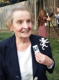 Madelaine Albrightová ukazuje brož s Václavem Havlem