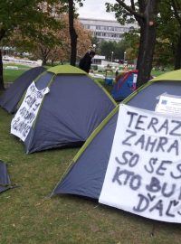 Slovenské zdravotní sestry začaly stanovat před úřadem vlády v Bratislavě