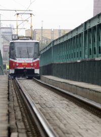 Tramvaje z Holešovic do Troje a Kobylis by měly jezdit po novém Trojském mostě od května.