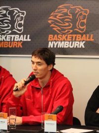 Radoslav Rančík (vlevo), Jiří Welsch a trenér Kestutis Kemzura během tiskové konference basketbalistů Nymburka