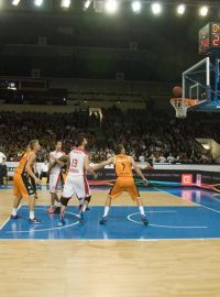 Basketbalisté Nymburka v utkání s Fuenlabradou Madrid