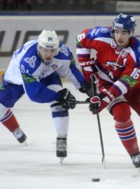 Utkání Kontinentální hokejové ligy: Lev Praha - Nižněkamsk, 9. října v Praze. Zprava Michal Birner z HC Lev Praha a Bogdan Jakimov z Nižněkamsku.