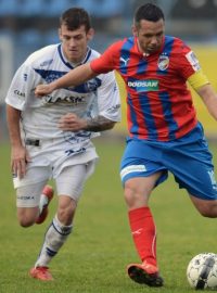 Utkání 3. kola fotbalového Poháru České pošty Kladno - Viktoria Plzeň hrané 12. října v Kladně. Marek Tóth z Kladna (vlevo) a Pavel Horváth z Plzně.