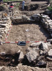 Tepenec - nadzemní stavba na kamenné podezdívce, archeologický výzkum předhradí 2007