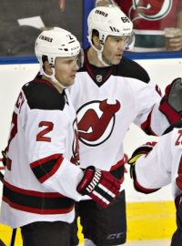 Hokejistům New Jersey Devils se v úvodu nového ročníku NHL nedaří. Na zleva: Bryce Salvador, Marek Židlický, Jaromír Jágr a Dainius Zubrus