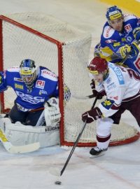 Utkání 12. kola hokejové extraligy HC Sparta Praha - HC PSG Zlín 16. října v Praze. Zleva brankář Zlína Luboš Horčička, útočník Sparty Lukáš Pech a obránce Martin Matějíček.