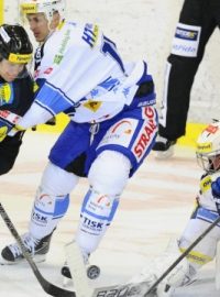 Utkání 13. kola hokejové extraligy HC Kometa Brno - HC Energie Karlovy Vary hrané 18. října v Brně. Zleva David Zucker z Karlových Varů, Petr Kuboš z Brna, brankář Brna Marek Čiliak a vpravo Vilém Burian z Brna.