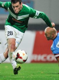 Utkání 11. kola první fotbalové ligy FK Baumit Jablonec - FK Mladá Boleslav 18. října v Jablonci nad Nisou. Jablonecký záložník Ondřej Vaněk střílí první gól. Vpravo je obránce Boleslavi Petr Johana.