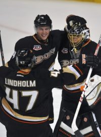 Hokejisté Anaheimu oslavují další vítězství v novém ročníku NHL. Na snímku zleva: Hampus Lindholm (47), Cam Fowler a Jonas Hiller