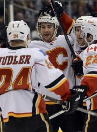 Hokejisté Calgary oslavují rozhodují branku v utkání v San Jose. Na snímku zleva Curtis Glencross, Jiří Hudler, TJ Brodie, Denis Wideman a Lee Stempniak