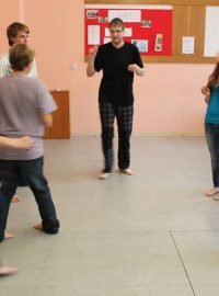 Studenti Gymnázia pod Svatou Horou v Příbrami nacvičují improvizaci