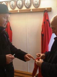 Viceprezident amatérského klubu se musí starat i o výstroj hráčů (Civil Service FC)