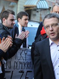 Lubomír Zaorálek přichází na jednání grémia ČSSD