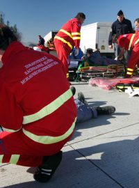 Policisté, dozorci i záchranáři z Moravskoslezského kraje si vyzkoušeli, jak by se vypořádali s nehodou autobusu plného vězňů