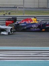 Sebastian Vettel ze stáje Red Bull (vpravo) a Nico Rosberg z Mercedesu během Velké ceny Abu Zabí