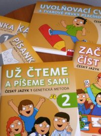 Řada učebnic z plzeňského nakladatelství učí prvňáky číst takzvanou genetickou metodou