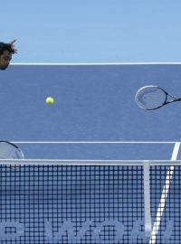 Leander Paes (vlevo) a Radek Štěpánek během zápasu čtyřhry na Turnaji mistrů