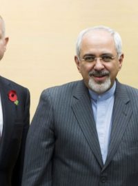 Britský ministr zahraničí William Hague (vlevo) a jeho íránský protějšek Mohammad Džavád Zaríf na jednání v Ženevě
