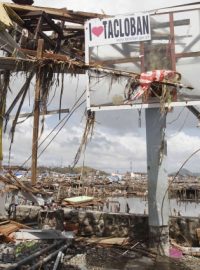 Z pobřežního města Tacloban zbyly po řádění tajfunu jen trosky