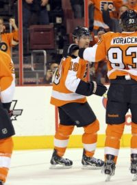 Hokejista Philadelphie Jakub Voráček se raduje z gólu