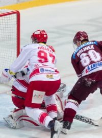 Utkání 19. kola hokejové extraligy HC Oceláři Třinec - HC Sparta Praha hrané 13. listopadu v Třinci. Tomáš Rolinek (Sparta) překonává brankáře domácího celku Šimona Hrubce (Třinec). Stav zápasu 1:2.