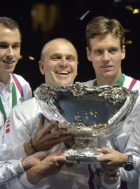 Český daviscupový tým s trofejí pro vítěze. Zleva Radek Štěpánek, Lukáš Rosol, nehrající kapitán Vladimír Šafařík, Tomáš Berdych a Jan Hájek