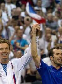 Finále tenisového Davisova poháru Srbsko - ČR, závěrečné dvouhry, 17. listopadu v Bělehradě. Vítězný český tým. Zleva Tomáš Berdych a Radek Štěpánek.