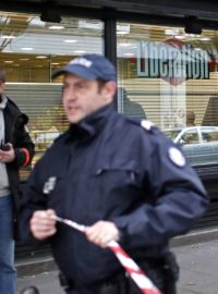 Francouzská policie stojí před sídlem deníku Libération v Paříži