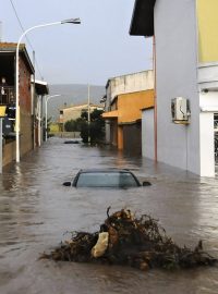 Zaplavená ulice ve městě Uras na Sardinii