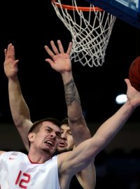 Utkání 6. kola skupiny A Evropského poháru basketbalistů: ČEZ Basketball Nymburk - Ostende, 20. listopadu v Praze. Zleva Rašid Mahalbašić z Nymburku (vpředu) a Andrija Stipanovic z Ostende.